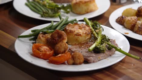 Grilled-steak-dish-with-potatoes,-green-vegetables-and-tomatoes