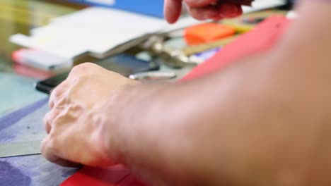 zapatero italiano, haciendo bolso de cuero con máquinas tradicionales