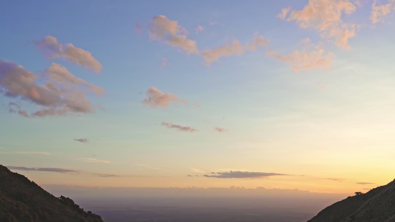 lapso de tiempo del valle y nubes al atardecer en la cordillera de comechingones, merlo, san luis, argentina