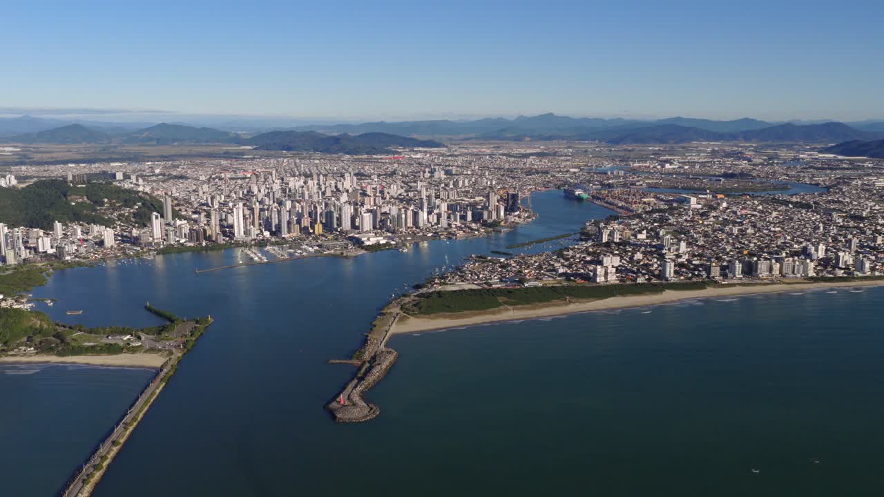 바다 근처 에 있는 도시 의 공중 사진