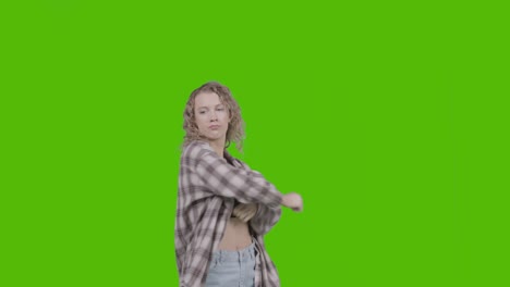 Studioaufnahme-Einer-Jungen-Frau,-Die-Spaß-Beim-Tanzen-Gegen-Green-Screen-Hat-4