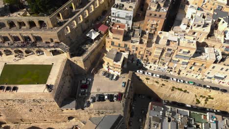 Toma-Aérea-Sobre-Una-Ciudad-Vieja-Y-Un-Jardín-Al-Borde-De-Los-Bastiones