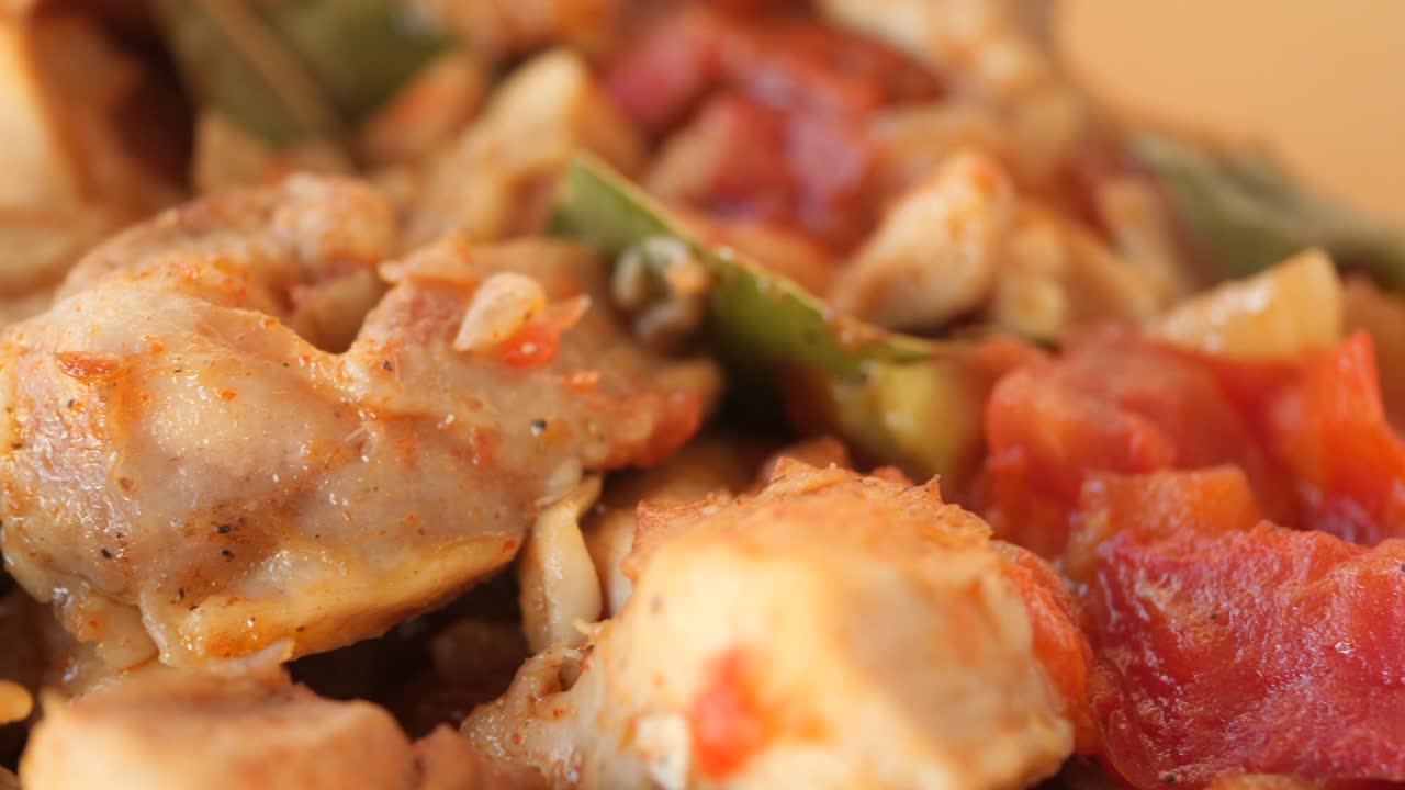 pollo con salsa de tomate y especias