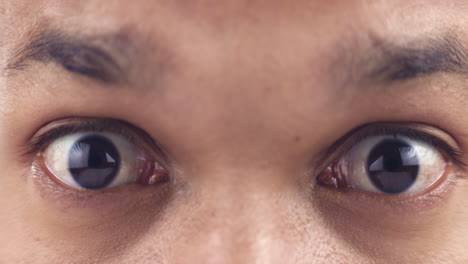 ansiedad, ojos y hombre con estrés, wow o noticias