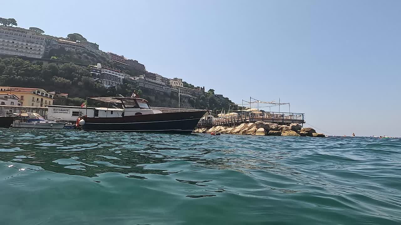 경치 좋은 배경 으로 부두 에 다가오는 배