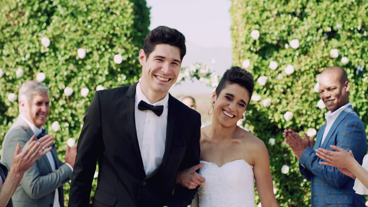 행복한 삶이 그들을 기다리고 있습니다.