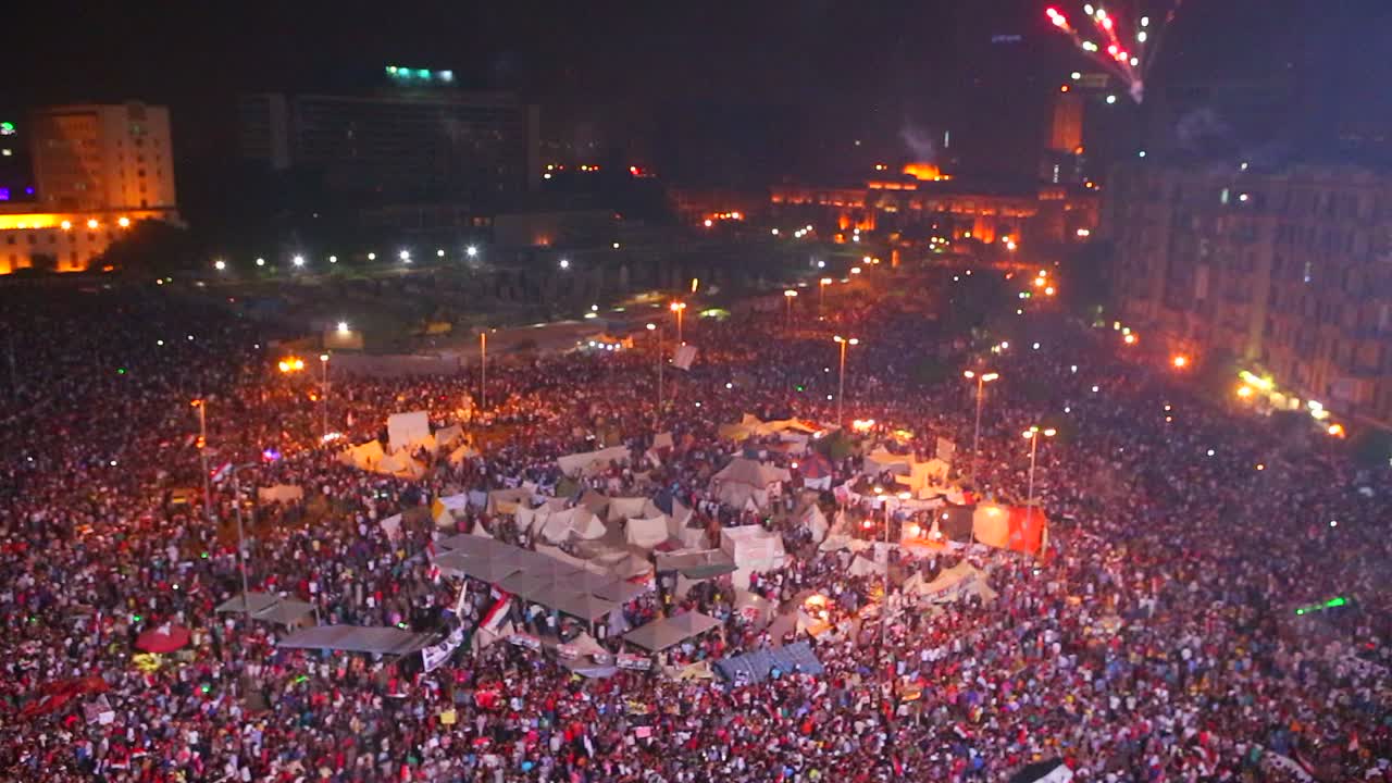 대규모 야간 집회에서 이집트 카이로의 타흐리르 광장에 모인 시위대 위로 불꽃놀이가 터졌습니다.