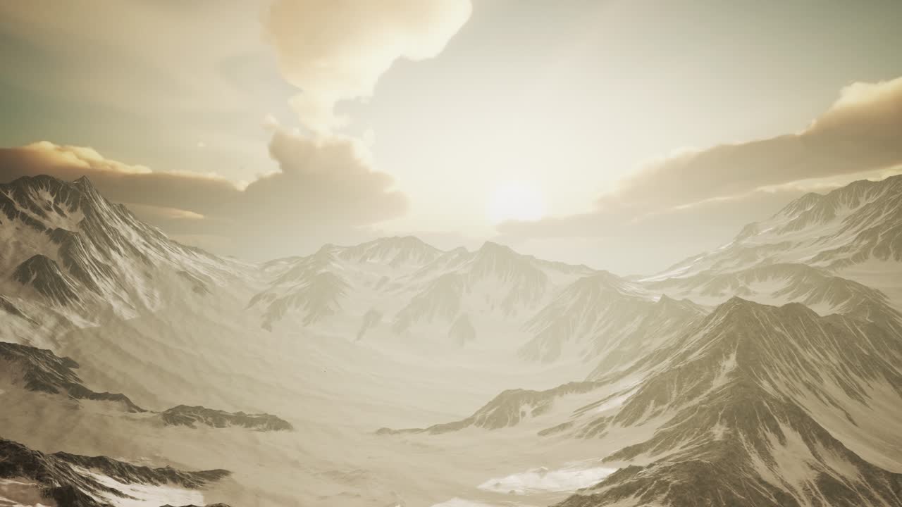 산 꼭대기에 해가 지는 광선