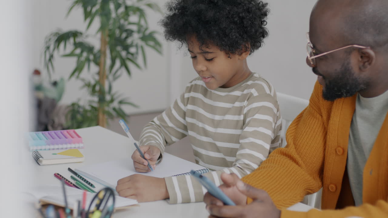 padre e hijo haciendo la tarea juntos