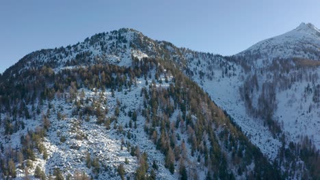 Drone-Volando-Sobre-Las-Montañas-Durante-El-Invierno,-Movimiento-Hacia-Adelante