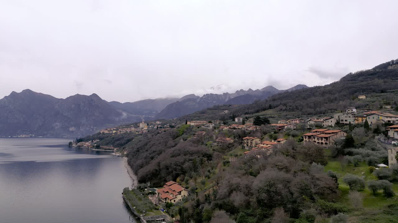 Il borgo di Siviano sull'isola di Monte Isola nel Lago d'Iseo in Italia.