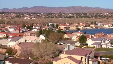 vista de pájaro sobre la expansión suburbana en una comunidad del desierto