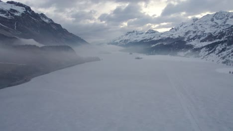 Foggy-frozen-lake-in-the-morning