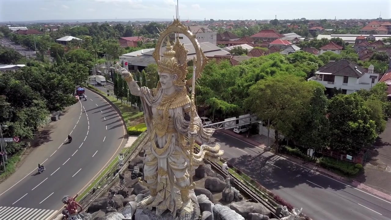 Titi Banda, Patung di Persimpangan Jalan di Denpasar, Bali. Pemandangan udara, pan setengah lingkaran mengelilingi Patung Spektakuler. Cerah