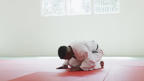Judoka-Arrodillado-Saludando-En-La-Colchoneta-De-Judo