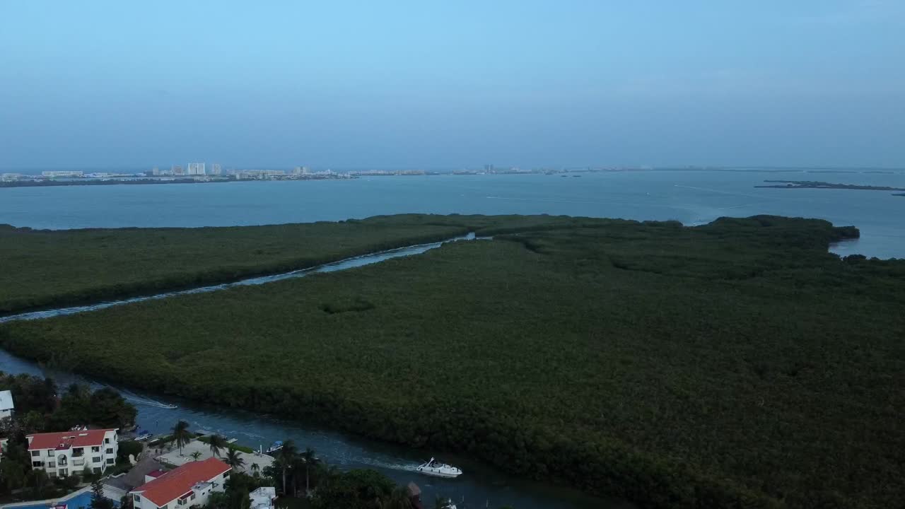 Cảnh quay lia trên không của đầm phá Nichupté ở Cancun.