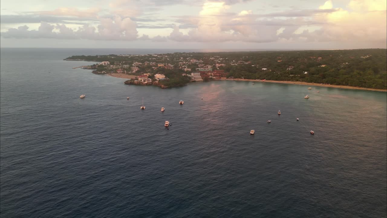 Arrivo in volo in una cittadina costiera nella Repubblica Dominicana al tramonto