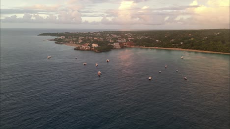 volando a la ciudad costera en la república dominicana durante el atardecer