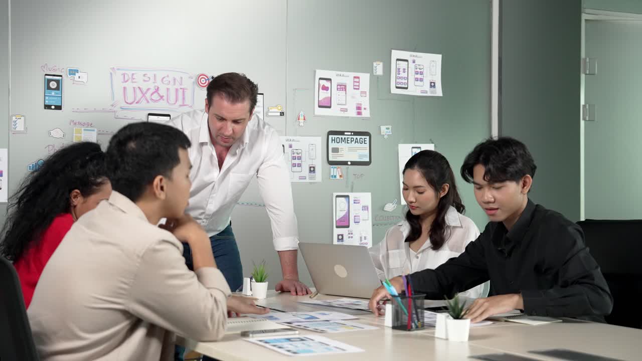 투자자 그룹이 사업가에게 마케팅 전략에 대해 질문하고 있습니다.