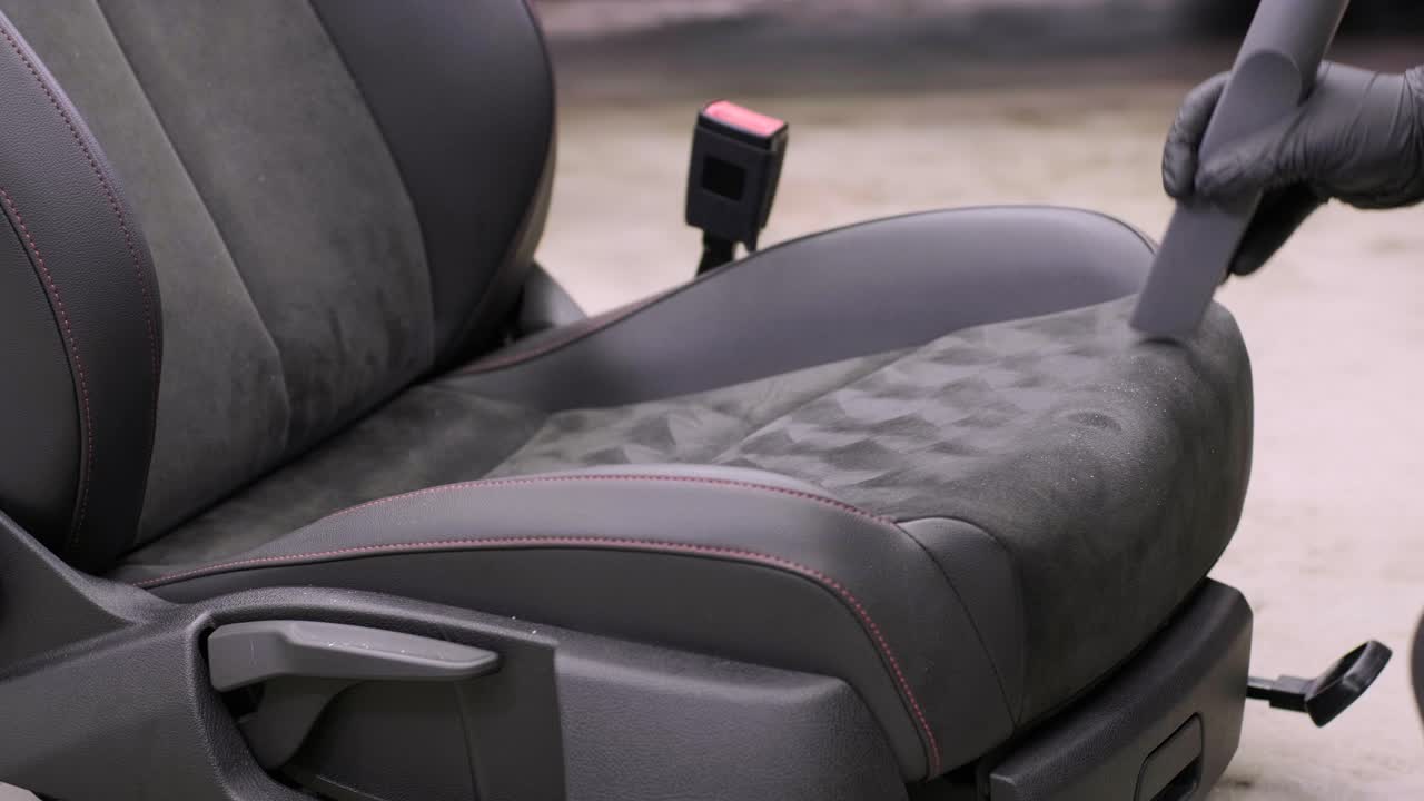 전문적인 자동차 청소. 샤워. 인테리어 세부 사항. 자동차 인테리어를 건조 청소 및 세부 사항; 깊은 좌석 청소; 자동차 세탁에서 거품을 는; 먼지에서 자동차 패널을 청소하는; 진공청소기