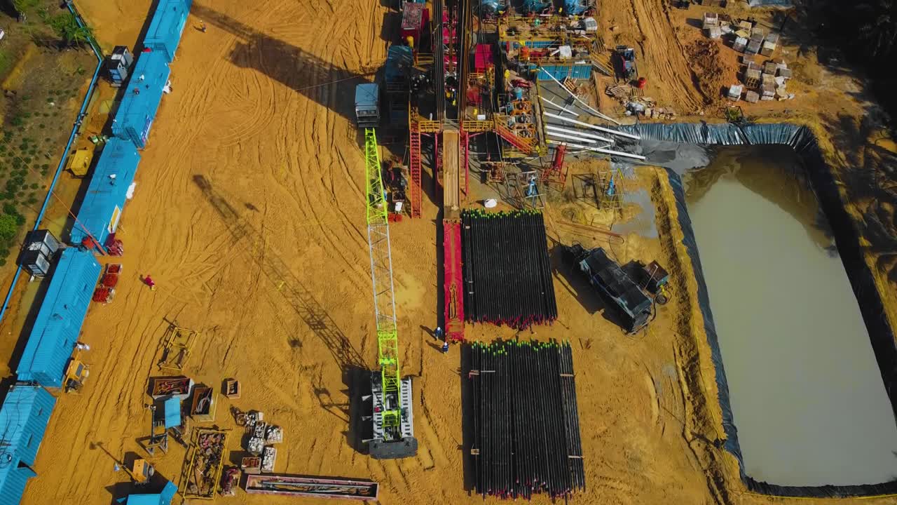 estructura cinematográfica de plataformas de perforación y reacondicionamiento en tierra y equipo de plataformas para la exploración y explotación de petróleo en medio de la jungla rodeada de palmeras durante la puesta de sol