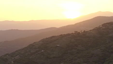 una toma aérea de un lindo pueblo turco con casas tradicionales y vegetación en anatolia al amanecer.