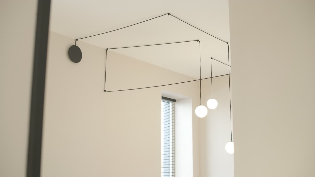 Design d'interni moderno con lampada a soffitto unica e scala in vetro
