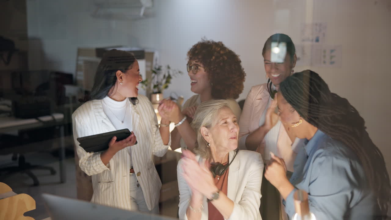 박수, 하이 파이브 또는 콜 센터에서 행복한 여성