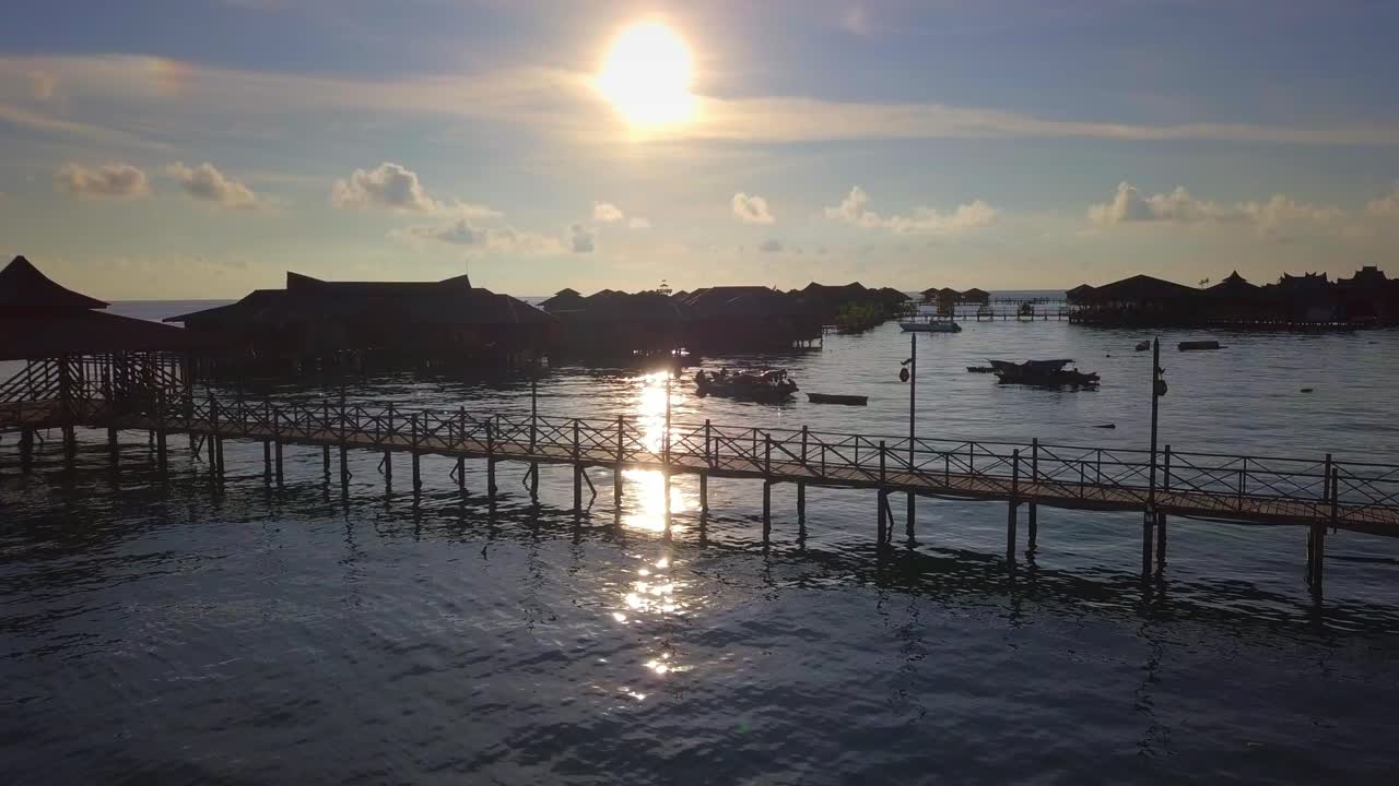 말레이시아 마불의 멋진 일몰을 배경으로 수상 마을을 향한 공중 비행