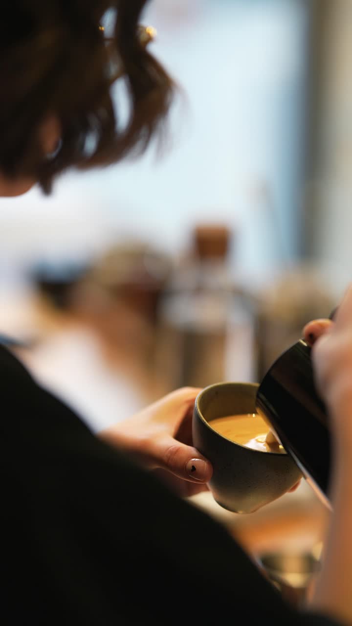 barista preparando un latte