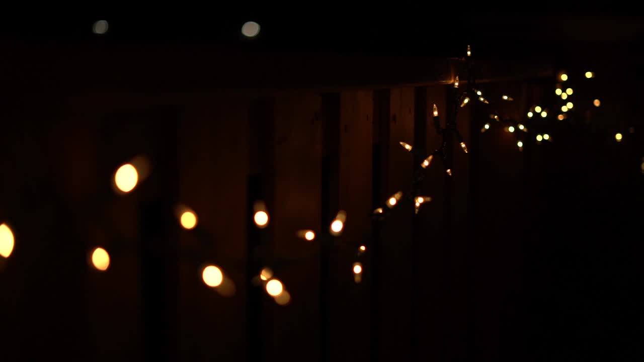 초점이 맞지 않는 크리스마스 불빛, 그 중 일부는 흐릿합니다
