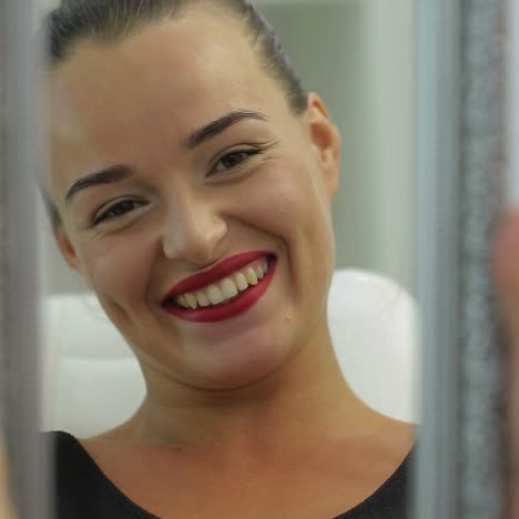 mujer mirándose en el espejo