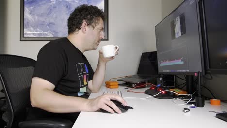 Hombre-Tomando-Café-Mientras-Mira-La-Computadora-Con-Concentración