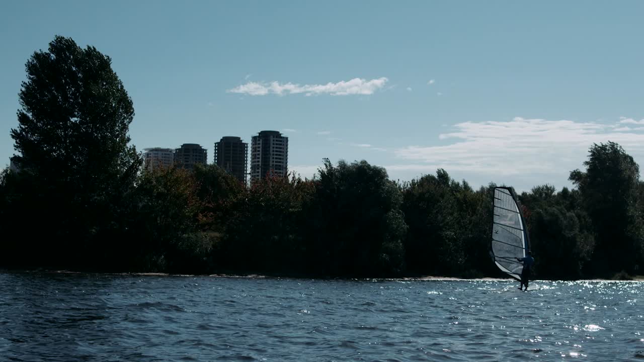 서플러 와이드 서핑 하천 에서 느린 움직임 으로. 여름 에 물 스포츠