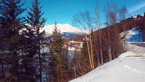 Vídeo-De-4.000-Drones-De-Montañas-Cubiertas-De-Nieve-Junto-A-Un-Lago-En-Alaska-Durante-El-Invierno