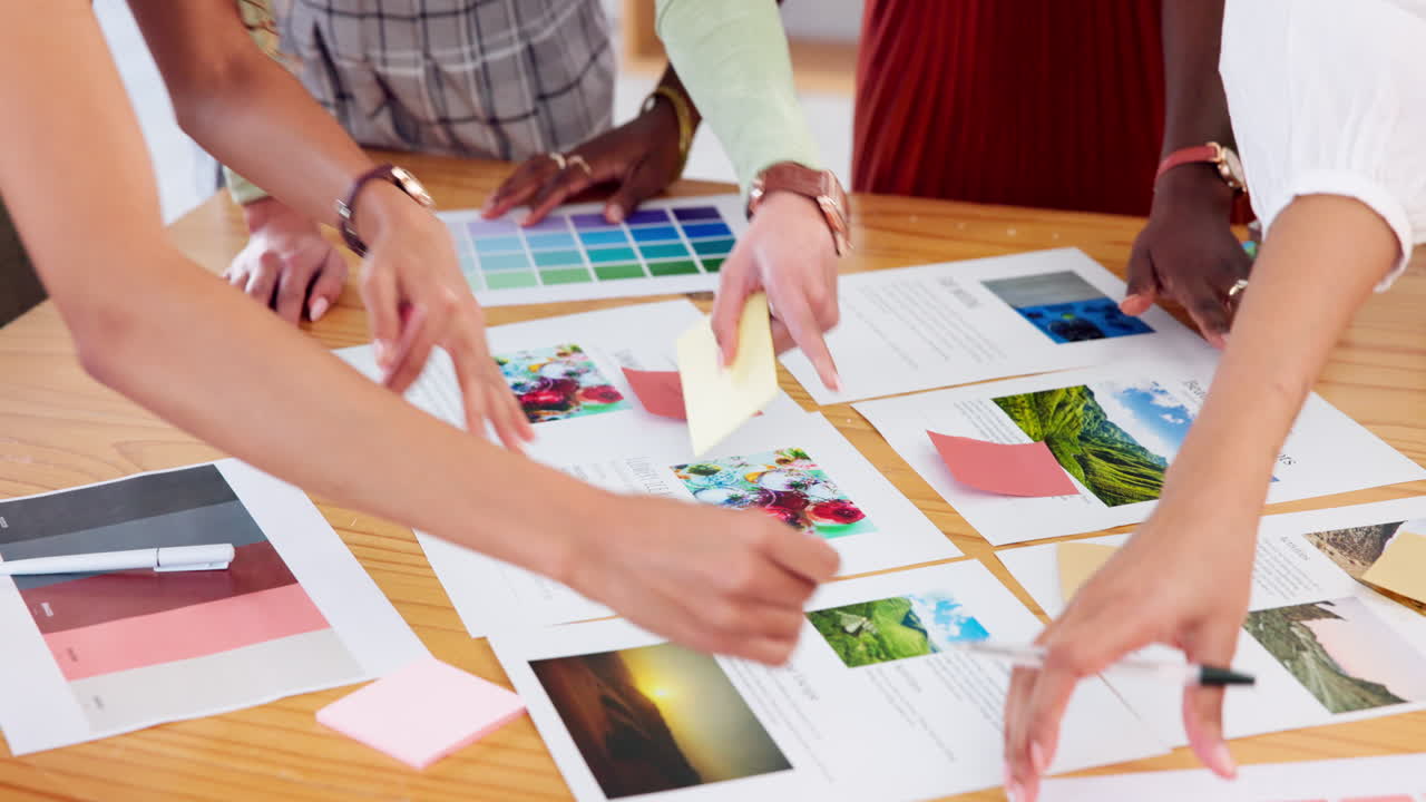 sesión de lluvia de ideas de equipo creativo