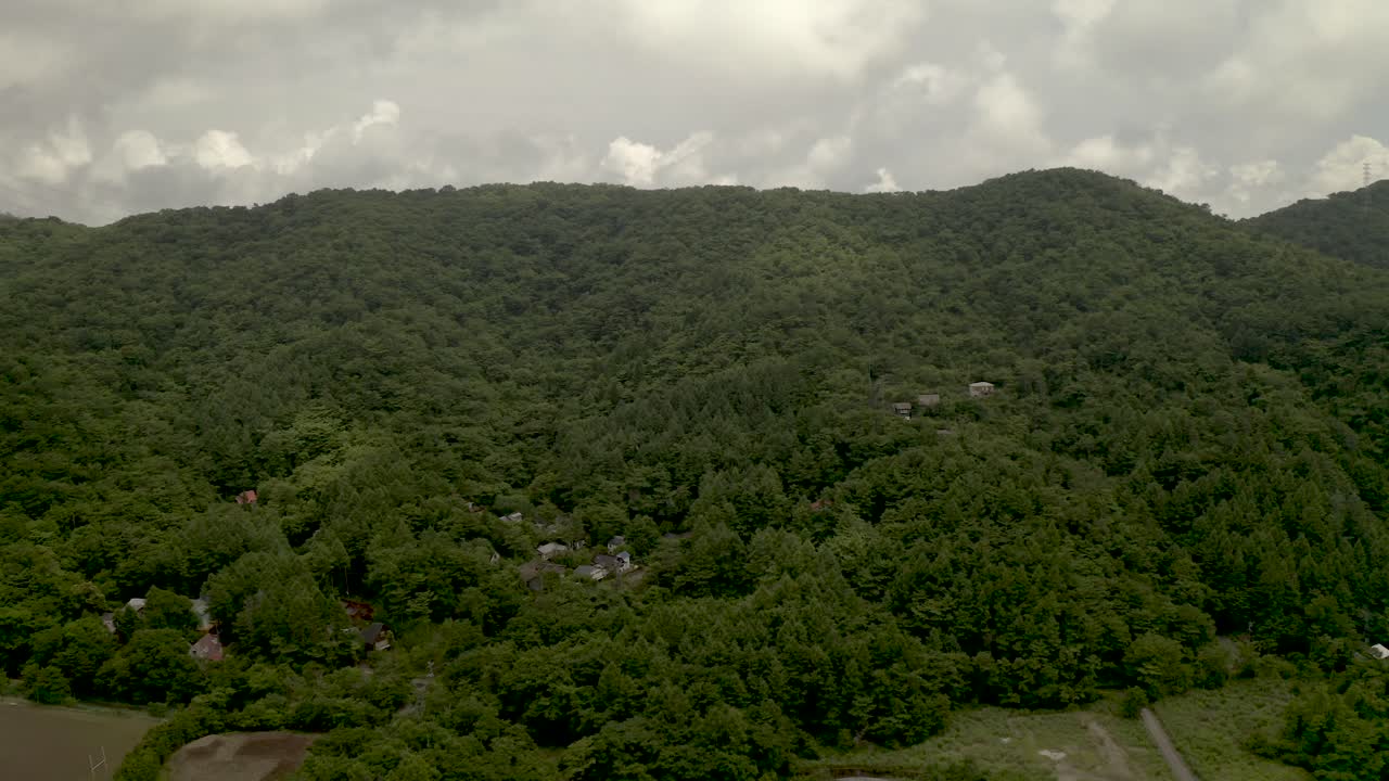 antena de drones sobre el lago yamanaka y el monte fuji, japón, asia