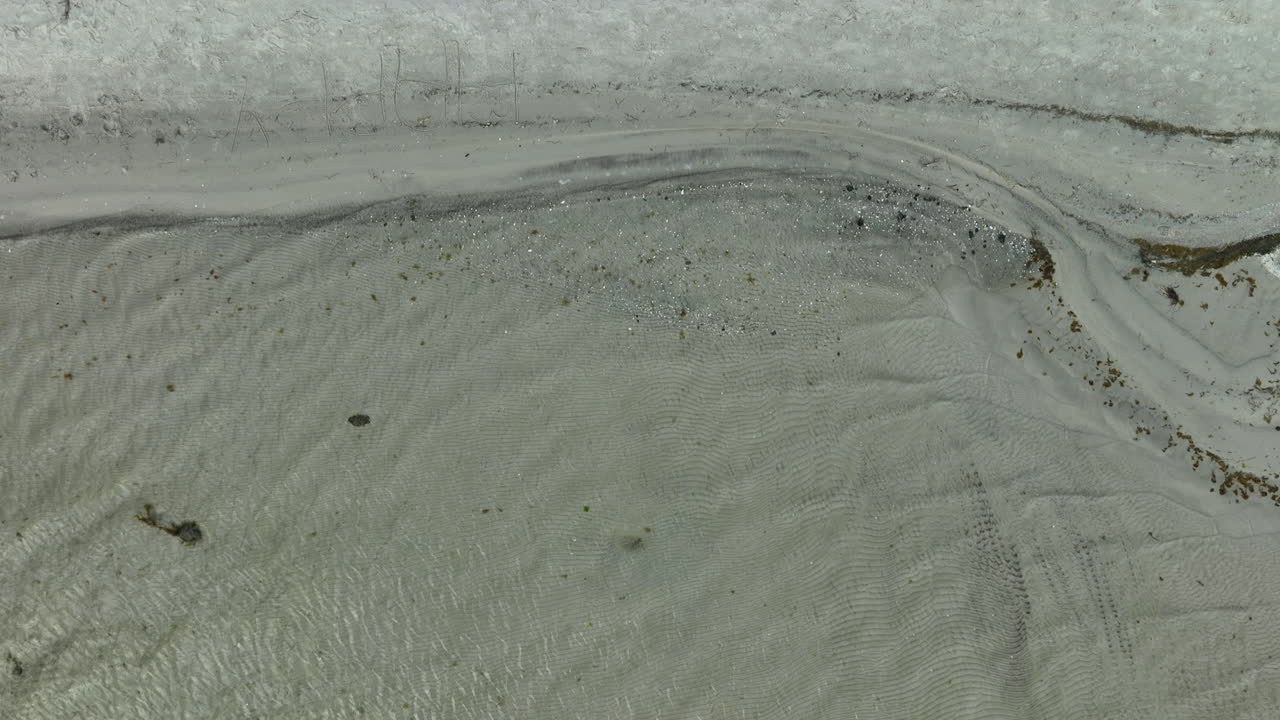 바다 에 있는 눈 인 해변의 위에서 아래로 공중 풍경