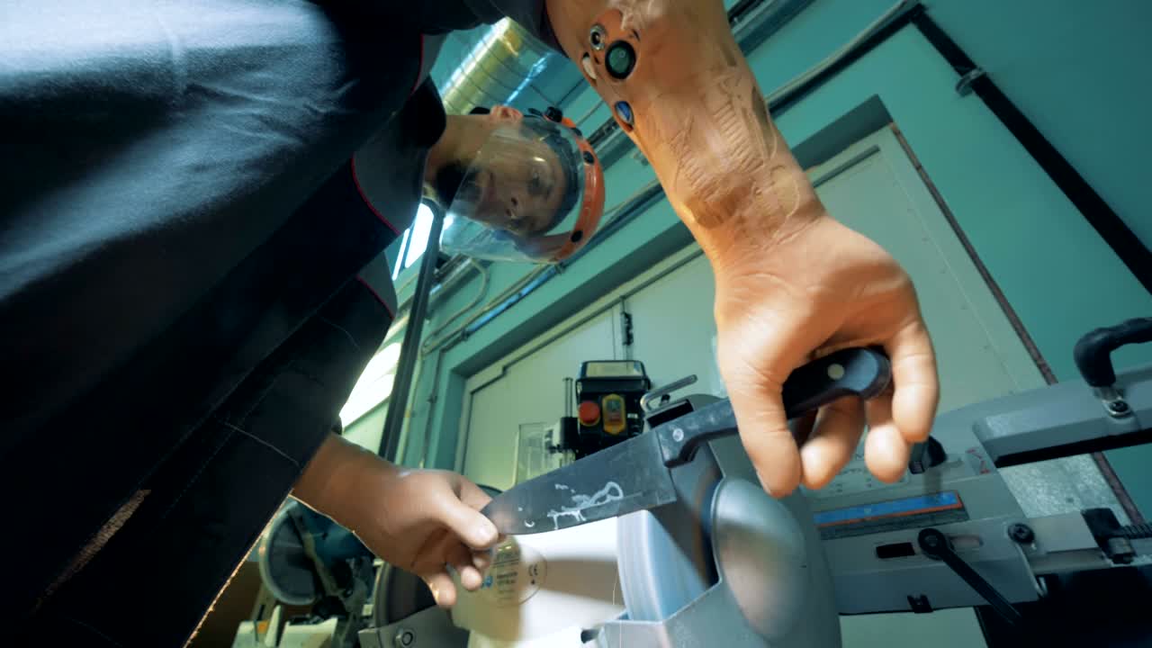 인공 손으로 작업자가 수행하는 칼의 가공 과정