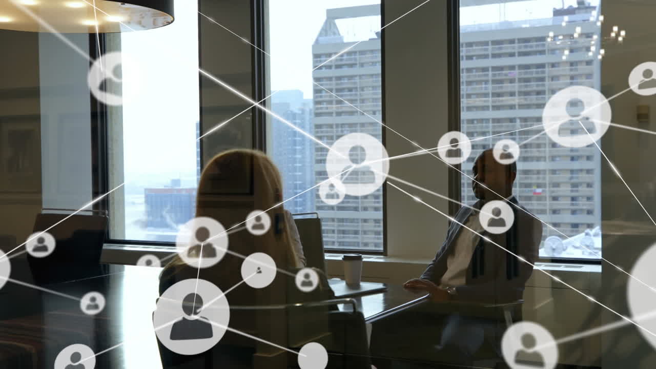 다양한 남녀 동료가 사무실에서 대화하는 사람들의 네트워크 아이콘의 애니메이션