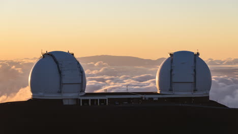 un lapso de tiempo del atardecer desde la cima de mauna kea en hawai desde el observatorio