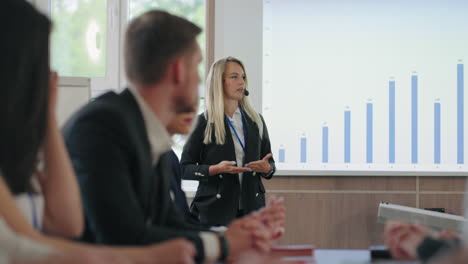 Oradora-Está-Actuando-En-Una-Conferencia-De-Negocios-En-Una-Gran-Empresa-De-TI,-Entrenadora-Y-Especialista-En-SEO