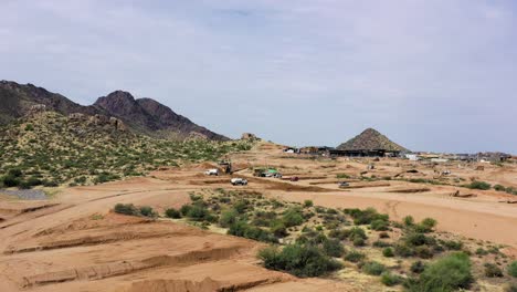 Langsamer-Aufstieg-über-Eine-Baustelle-In-Der-Nähe-Des-Mcdowell-Sonoran-Reservats,-Scottsdale,-Az