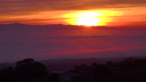 un hermoso lapso de tiempo de niebla moviéndose a lo largo de la costa de california cerca de ventura