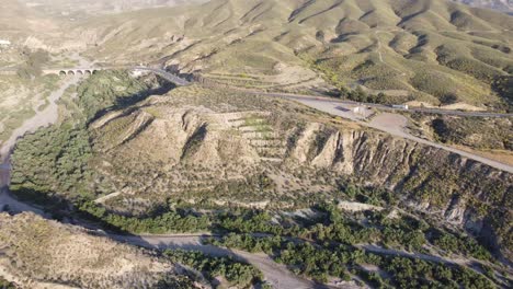 Toma-Panorámica-Hacia-Arriba-Del-Desierto-De-Tabernas-Durante-La-Hora-Dorada-Con-Montañas-Al-Fondo