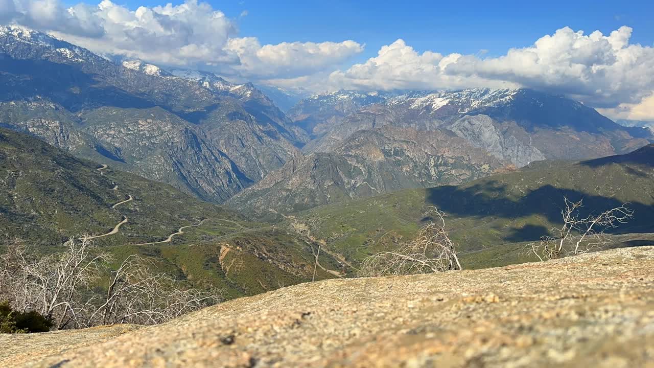 el lapso de tiempo de los picos de las montañas en un hermoso día soleado en kings canyon california