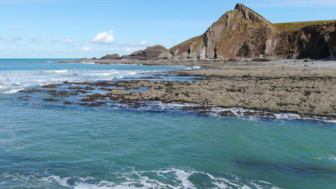 costero aéreo de las olas en el mar y rocas en la playa de spekes mill en devon