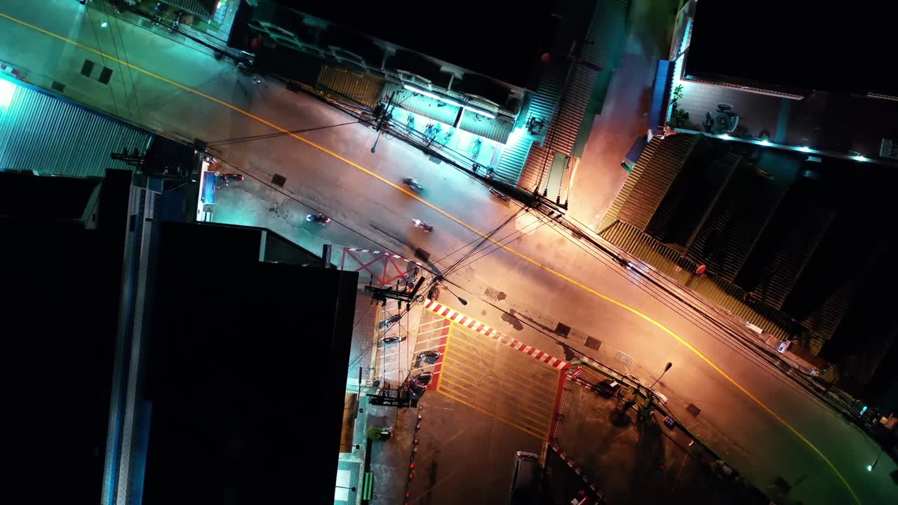 vista superior de la ciudad cercana. carretera nocturna de la megapolis asiática vista aérea. tráfico de scooters. aérea. volar por encima. viajar en luz ocupada en la cercana. tailandia patong