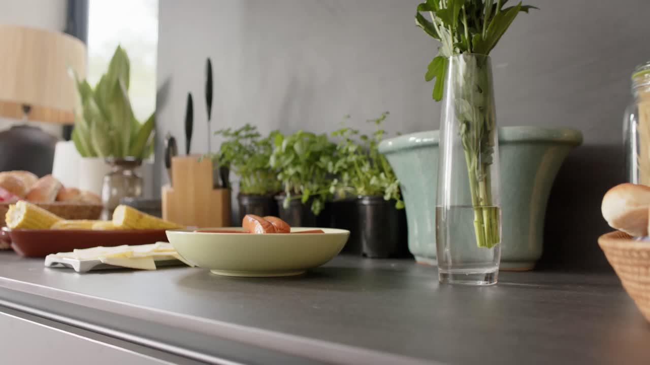 Primo piano di cibo in ciotole sul piano di lavoro in cucina, al rallentatore