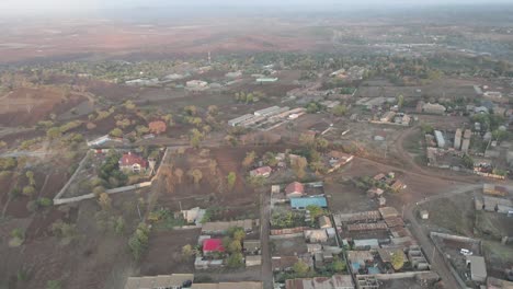 Bella-Toma-Aérea-Que-Se-Eleva-Sobre-El-Pueblo-Africano-De-Loitokitok-En-Kenia